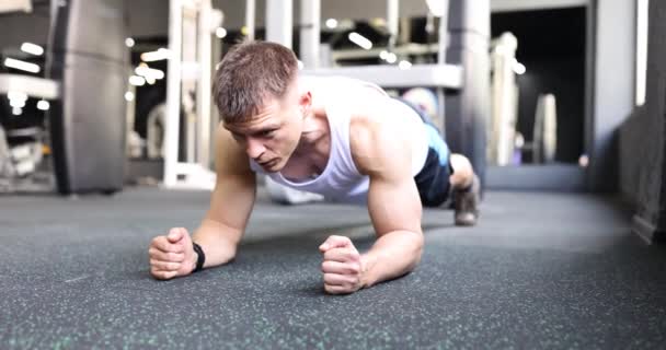 Atleta Masculino Fica Bordo Chão Ginásio Resistência Motivação Desportivas — Vídeo de Stock