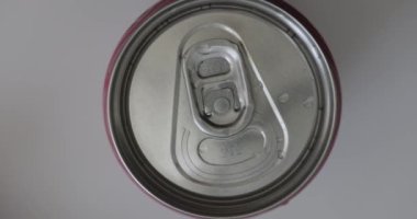 Açık alüminyum kutu sodaya yakın çekim. Alüminyum çekme sekmesi