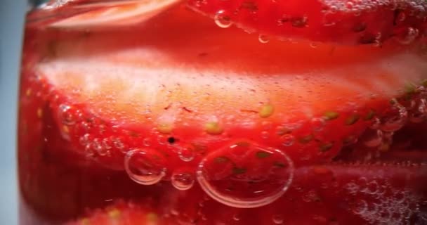 Апетитна Вихор Полуничного Коктейлю Склянці Мокрими Краплями Води Божевільним Макроскопом — стокове відео