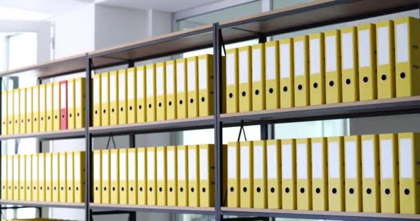 Czerwony Folder Porusza Się Szybko Wśród Żółtych Archiwizacja Dokumentów Handlowych — Wideo stockowe