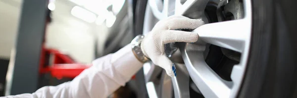 Tamirci Oto Tamirhanesinde Araba Çarkını Değiştiriyor Lastik Servisi Kavramı — Stok fotoğraf