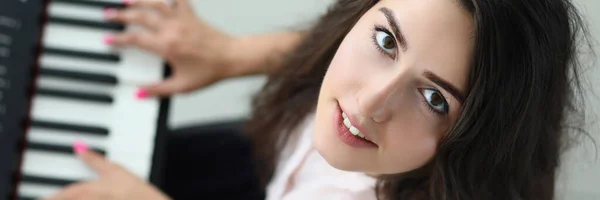 Retrato Uma Mulher Feliz Olhar Para Cima Tocar Sintetizador Mulher — Fotografia de Stock