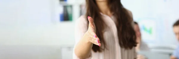 握手と歓迎のジェスチャーのために手を差し出しているビジネス女性の閉鎖 オフィスや握手会のコンセプト — ストック写真