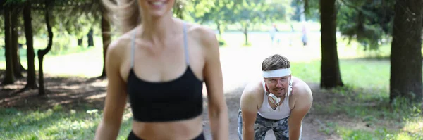 Belle Athlète Femme Homme Fatigué Derrière Dans Parc Sur Jogging — Photo