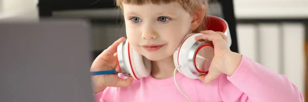 Piękna Dziewczynka Słuchawkach Laptopem Filmy Edukacyjne Dla Dzieci Uzależnienie Gadżetów — Zdjęcie stockowe