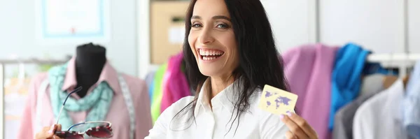 Glücklich Lächelnde Frau Mit Bankkarte Und Einkaufspaketen Positive Emotionen Einkaufskonzept — Stockfoto