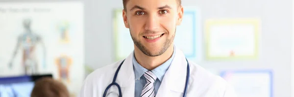 Portret Przystojnego Lekarza Współczesnej Klinice Koncepcja Ubezpieczenia Zdrowotnego Usług — Zdjęcie stockowe