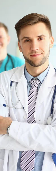 Lekarze Patrzą Kamerę Uśmiechają Się Usługi Medyczne Koncepcja Ubezpieczenia — Zdjęcie stockowe