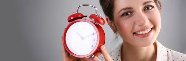 10時の目覚まし時計を持って美しい笑顔の若い女性の肖像画 日計画と時間管理の概念 — ストック写真