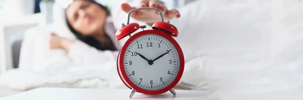不満な女性はベッドで目覚まし時計をオフにします 不眠症のストレスと夜更かし — ストック写真
