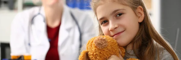 Dziewczynka Trzymająca Misia Wizycie Pediatry Koncepcja Badania Dzieci Lekarza — Zdjęcie stockowe