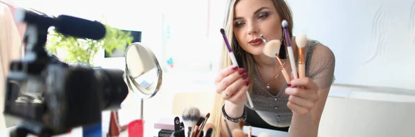 美容ブロガーは カメラで毎日女性のメイクルーチンビデオを撮影します 化粧品のコンセプトを適用するブラシの選択 — ストック写真