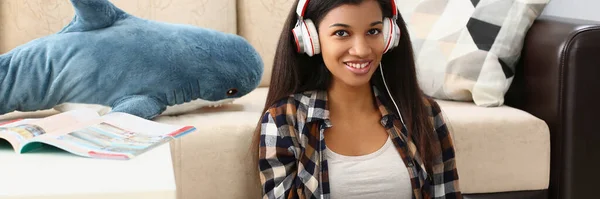 Νεαρή Όμορφη Αφροαμερικανή Γυναίκα Χαλαρώνει Και Ακούει Μουσική Ακουστικά Στο — Φωτογραφία Αρχείου