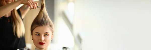 Kobieta Fryzjer Obcina Długie Włosy Klienta Salonie Piękności Modne Fryzury — Zdjęcie stockowe