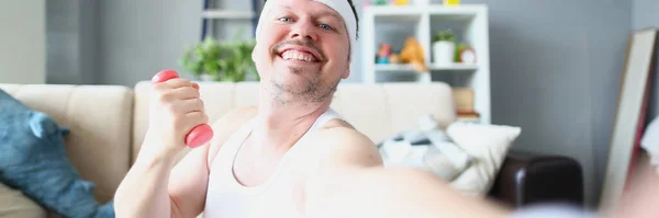 Lachende Gelukkige Man Met Halter Maakt Selfie Thuis Fitness Sport — Stockfoto