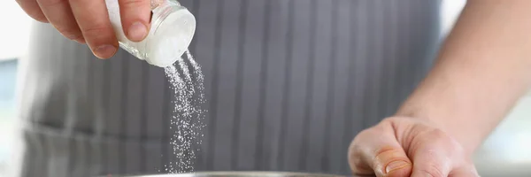 Mãos Cozinheiro Homem Salga Água Panela Cozinha Conceito Dose Sal — Fotografia de Stock