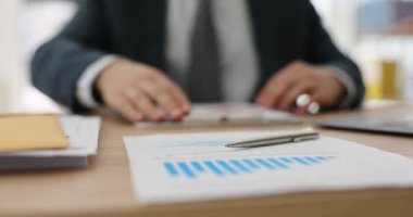 Bir iş adamının masasında, diyagramı ve kalemi olan bir rapor, yakın plan. Şirketin analizi ve sonucu