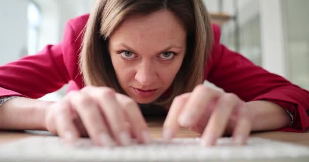 一个女商人躺在键盘上 一张特写的脸 工作量 最后期限 动作缓慢 疲惫不堪 — 图库视频影像