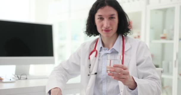 Młody Lekarz Proponuje Wypić Szklankę Wody Zbliżenie Odwodnienie Organizmu Odżywianie — Wideo stockowe