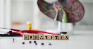 Üzerinde hepatit yazan tahta küpleri, yakın plan. İlaç, konsept sağlık, yavaş çekim