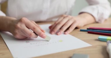 Çocuk silgi ve mekanik kalemler kullanıyor, yakın plan. Zihinsel bozukluk, okul eğitimi, konsept