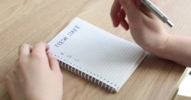 Defterde, yazı yeni bir başlangıç, yakın plan. Kişisel büyüme ve projeksiyon kavramı