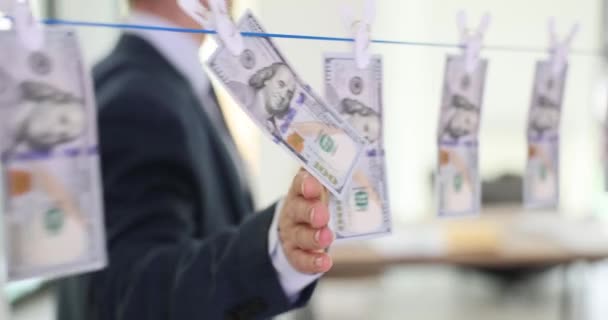 Hombre Negocios Toca Los Dólares Que Cuelgan Tendedero Primer Plano — Vídeos de Stock