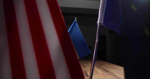Sobre Mesa Están Las Banderas Los Estados Unidos Unión Europea — Vídeos de Stock