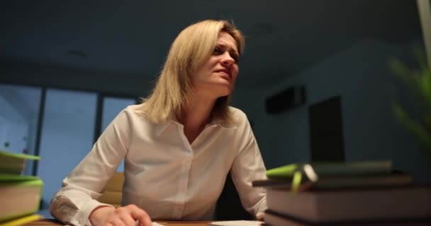 Une Femme Travaille Ordinateur Tard Dans Nuit Pendant Orage Gros — Video