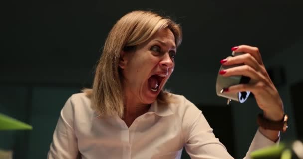 Bizneswoman Nocy Biurze Krzyczy Budzika Negatywne Emocje Problem Pracy — Wideo stockowe