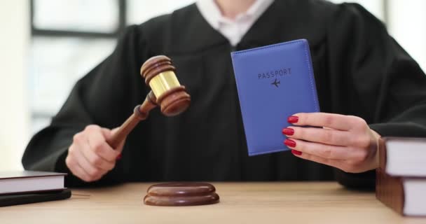 Juez Tiene Pasaporte Golpea Martillo Primer Plano Juicio Cierre Fronteras — Vídeo de stock
