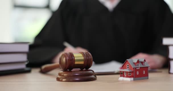 Model Czerwonego Domu Stoi Stole Sądzie Zbliżenie Proces Podział Własności — Wideo stockowe