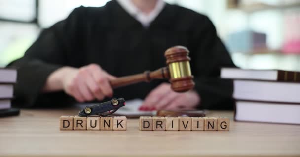 Inscrição Condução Embriagada Cubos Madeira Close Veredicto Judicial Alcoolismo Acidente — Vídeo de Stock