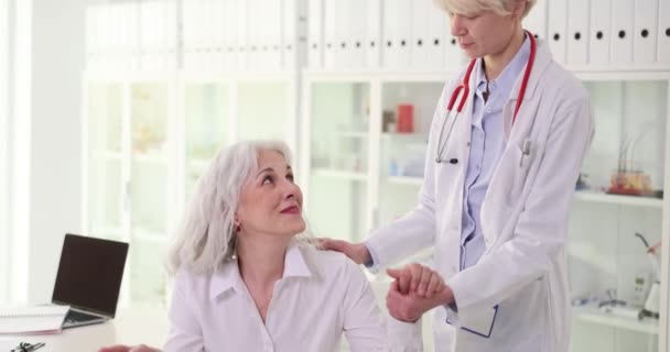 Lekarz Trzyma Rękę Piękną Starszą Kobietę Zbliżenie Pomoc Medyczna Dla — Wideo stockowe