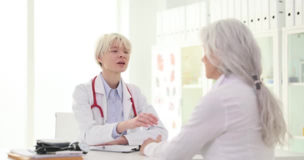 Lekarz Klinice Pociesza Starszą Kobietę Zbliżenie Konsultacja Medyczna Nadzieja Wyzdrowienie — Wideo stockowe
