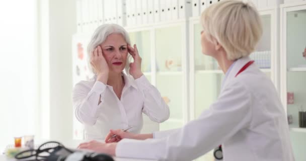Beautiful Elderly Woman Complains Doctor Headache Close Medical Care Clinic — Stock Video