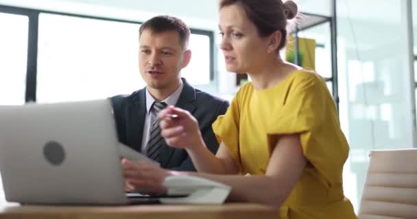 Pessoas Negócios Estão Discutindo Informações Tela Laptop Close Uma Reunião — Vídeo de Stock