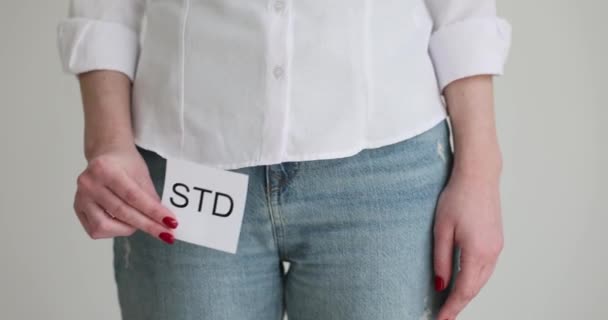 Flickan Har Inskriptionen Std Papper Närbild Begreppet Sexuella Överförbara Sjukdomar — Stockvideo