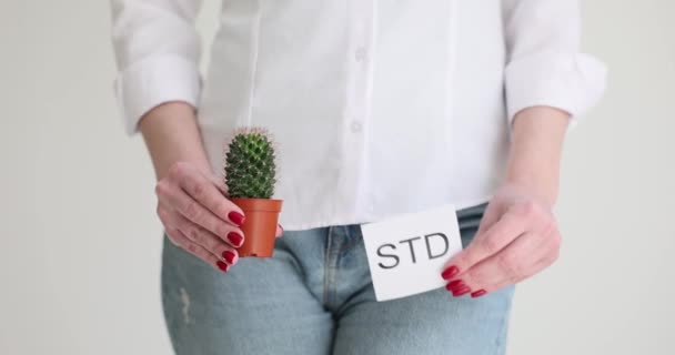Niña Sostiene Cactus Una Hoja Papel Está Escrito Por Std — Vídeo de stock
