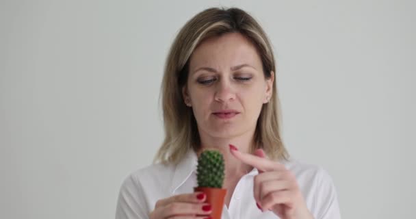Młoda Kobieta Dotyka Kaktusa Zbliżenie Ból Kolców Roślin Spowolnienie Negatywne — Wideo stockowe