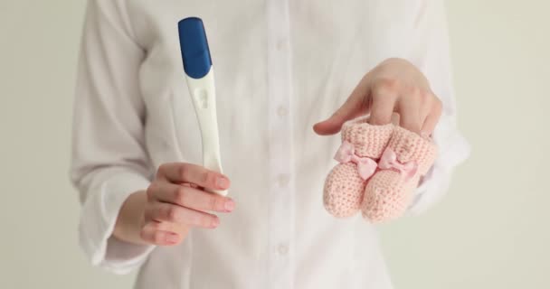Egy Terhességi Tesztet Tart Cipőt Közelit Gyermek Születésére Várva Fogalom — Stock videók