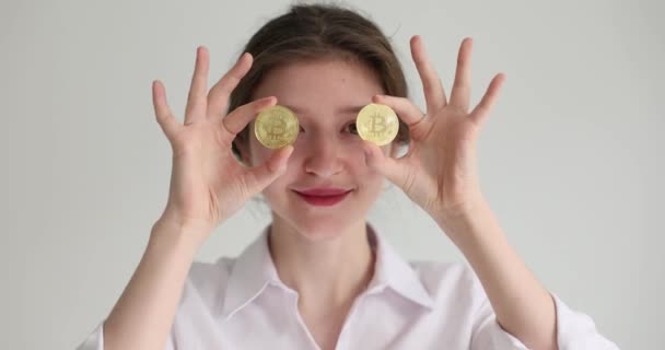 Lycklig Flicka Tar Närbild Bitcoins Ögon Framgångsrik Handel Cryptocurrency Slowmotion — Stockvideo