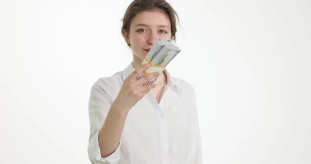 Молодая Женщина Раздает Пакеты Долларами Крупным Планом Успешная Сделка Распределение — стоковое видео