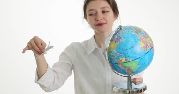 Молода Жінка Тримає Глобус Іграшковий Літак Крупним Планом Концепція Відкрита — стокове відео