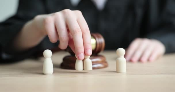 Sędzia Trzyma Drewniane Lalki Zbliżenie Pojęcie Skazanego Uniewinnionego Prawa Rodzicielskie — Wideo stockowe