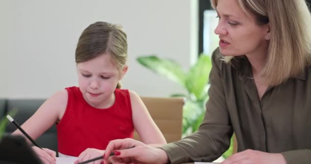 Μια Γυναίκα Βοηθάει Ένα Παιδί Κάνει Μαθήματα Ένα Κοντινό Ατομικές — Αρχείο Βίντεο