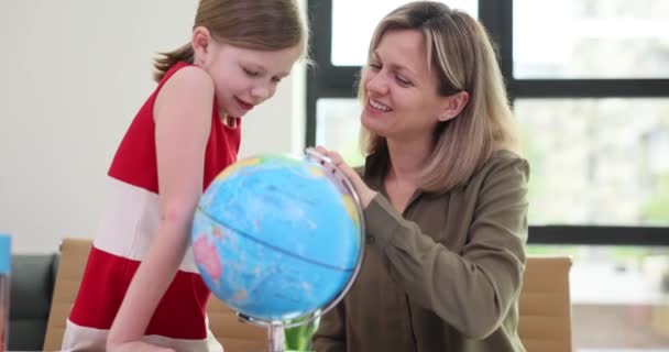 一个微笑的女人和一个小女孩看着地球 一个特写 地理训练 慢动作 — 图库视频影像