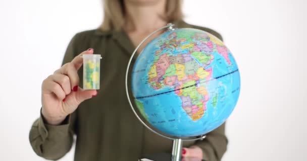 Une Femme Affaires Tient Récipient Avec Des Capsules Globe Gros — Video