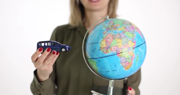 Бізнес Леді Тримає Іграшковий Автомобіль Глобус Крупним Планом Концепція Міжнародна — стокове відео