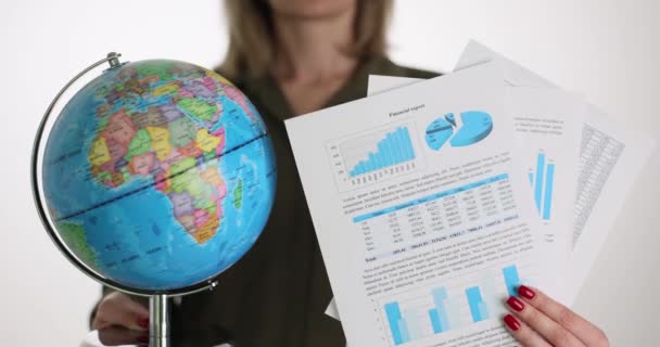 Una Mujer Negocios Tiene Informe Financiero Globo Primer Plano Concepto — Vídeo de stock